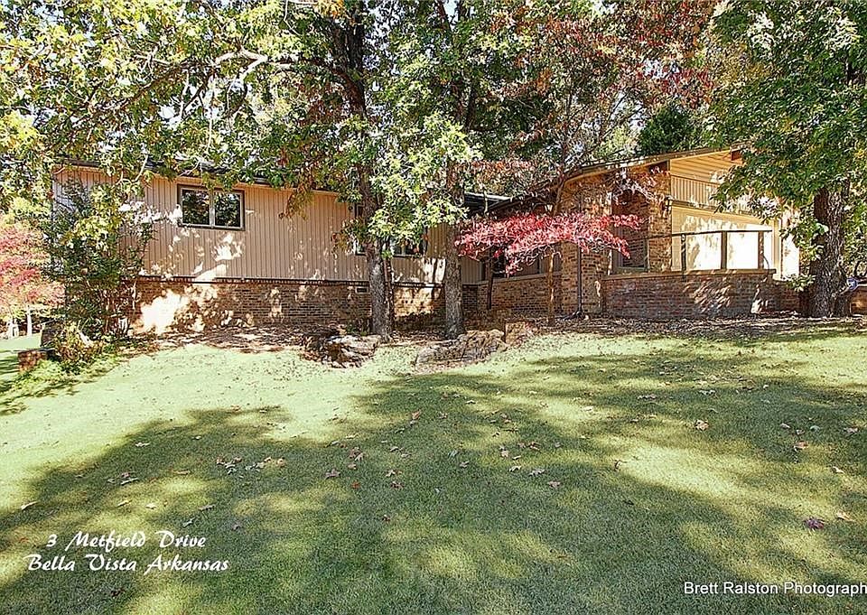 Welcome Home! Great curb appeal, wonderfully landscaped and year-round color!