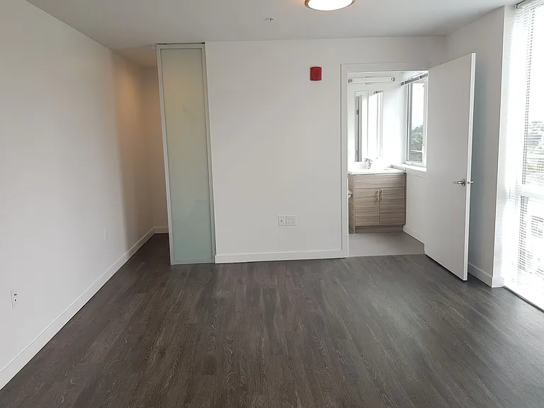 Hamilton- Your Bright, Modern City Home! — Photo 21