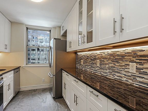 3rd image of 200 E 58th St #14HH