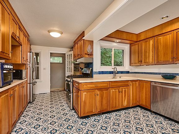 5th image of 236 N Maple St