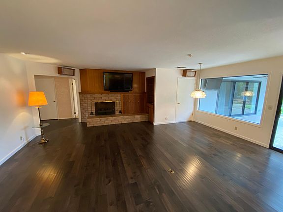 3rd image of 19745 Glen Brae Dr