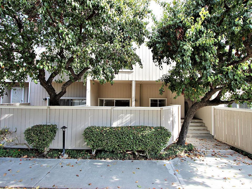 Townhome - 2 Car Garage -W & D Hook Ups