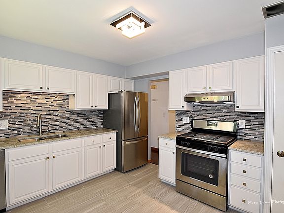 4th image of 305 Carriage Hill Dr