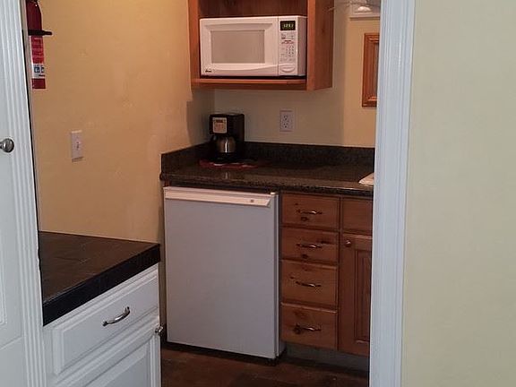 4th image of 947 Park Ave Unit 7