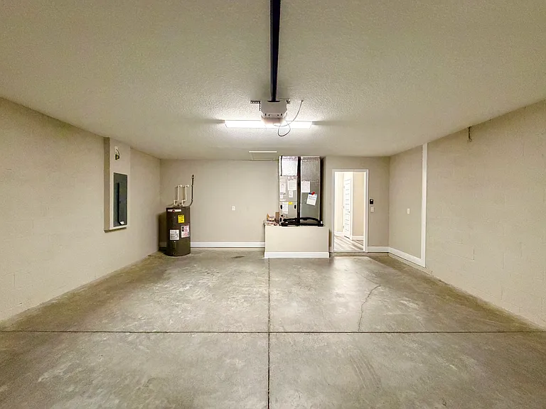210 Oak Ln — Photo 28