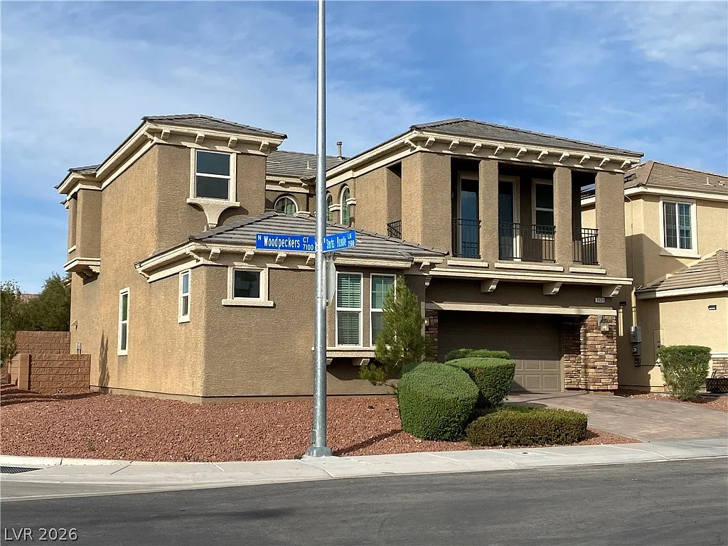 3 bed, 2.5 bath, 2380 sqft, $2,200 — Photo 1