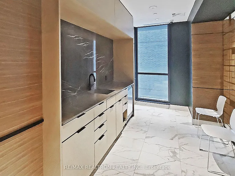 327 King St W #4105 — Photo 4