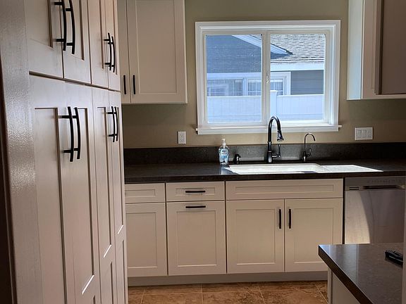 Lots of cupboard space in kitchen