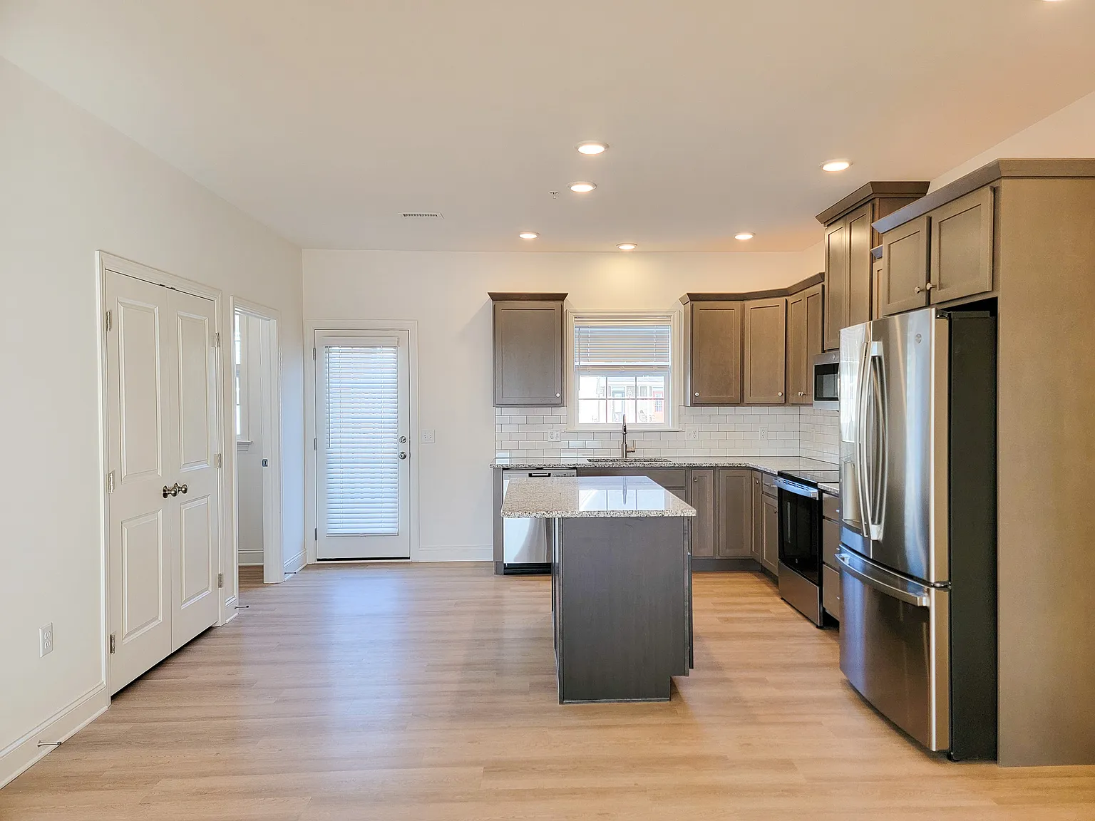 3 bed, 2.5 bath, 1810 sqft, $2,395 — Photo 2