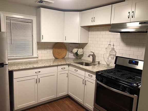 Kitchen w/Granite Countertops