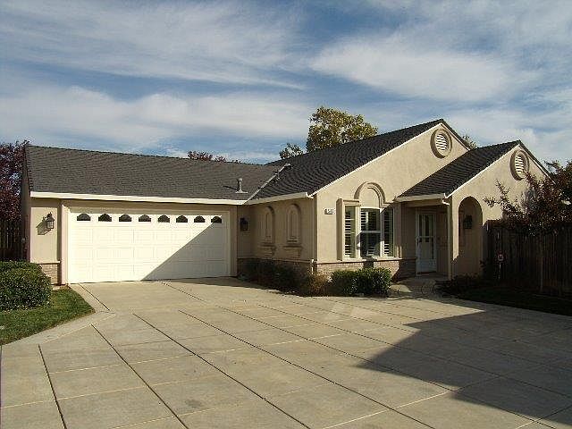 1st image of 548 Village Dr