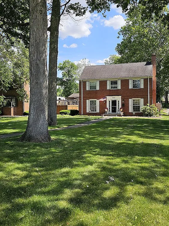 2701 E Broadway photo 1