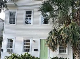 934 1/2 Lowerline St