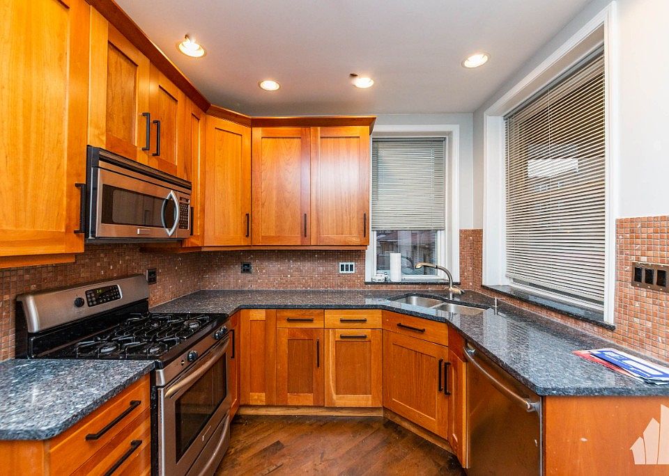 1st image of 2422 W Foster Ave #1B