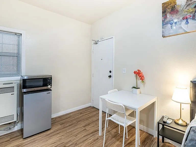 Soto Rose Apartments — Photo 36
