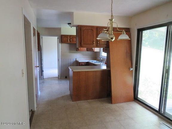 5th image of 75 Thorncroft Ave
