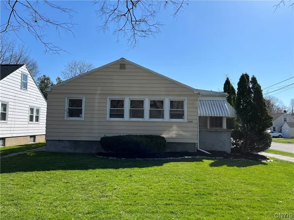 2109 Valley Dr, Syracuse, NY 13207