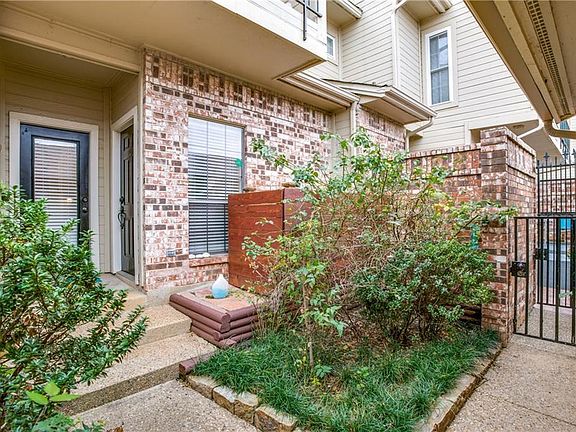 2nd image of 302 Oakbrook Dr