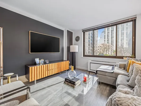 300 Albany St APT 5H, New York, NY 10280