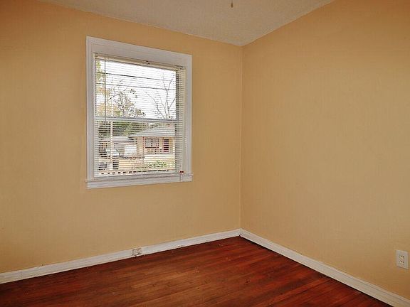 3rd image of 850 Gardenia Ln
