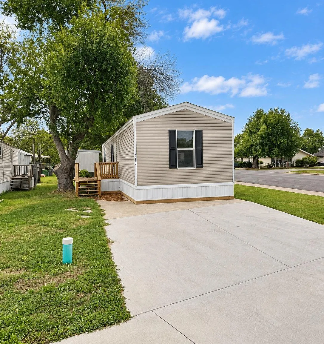 2210 E North St — Photo 1