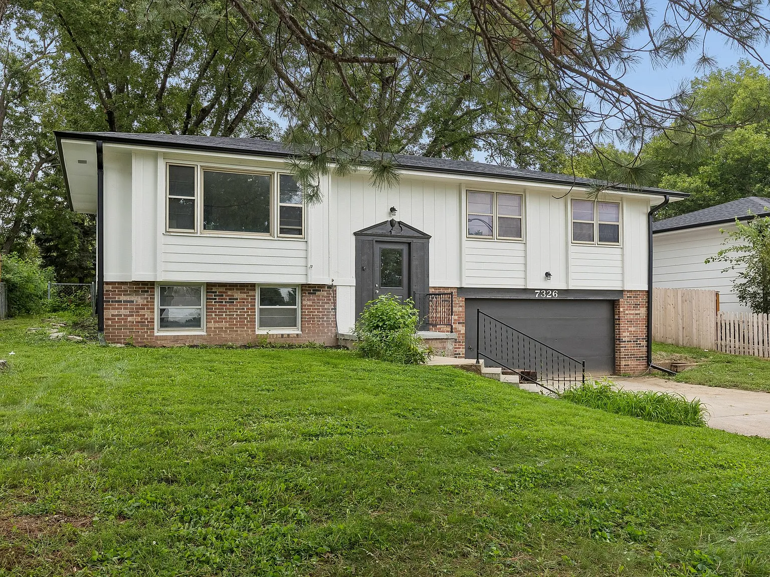 3 bed, 2.5 bath, 2221 sqft, $2,395 — Photo 2