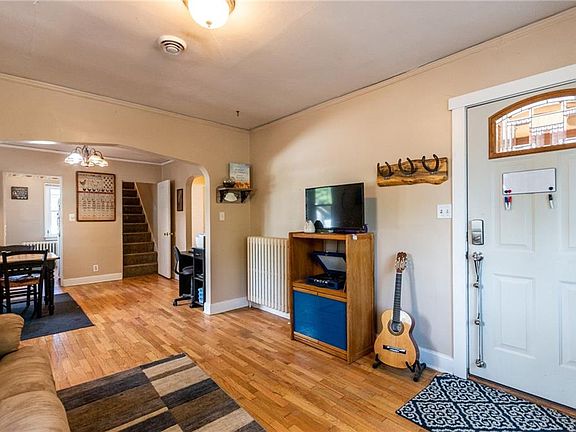5th image of 323 Alderson Ave