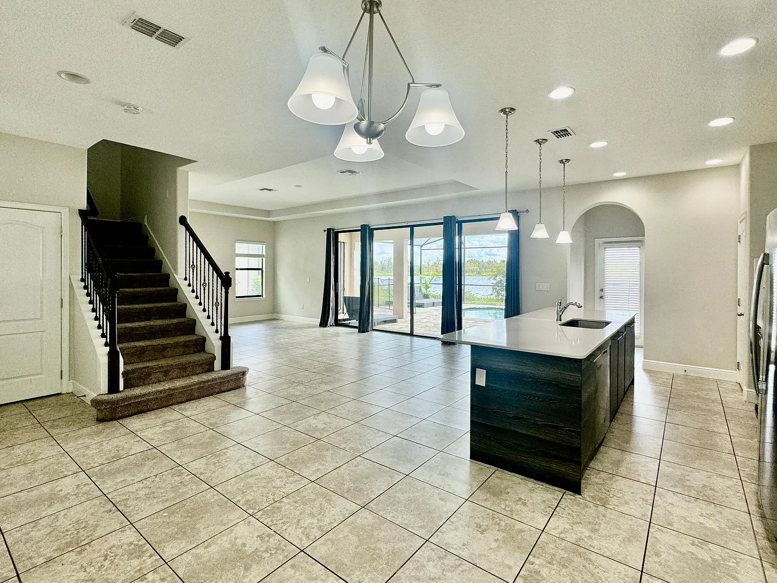 4 bed, 4.5 bath, 2404 sqft, $2,550 — Photo 4