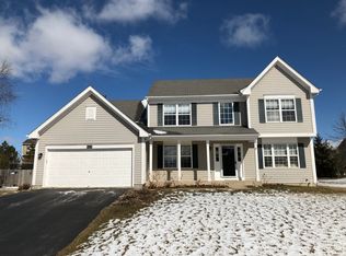 567 Madison Ln, Lindenhurst, IL 60046