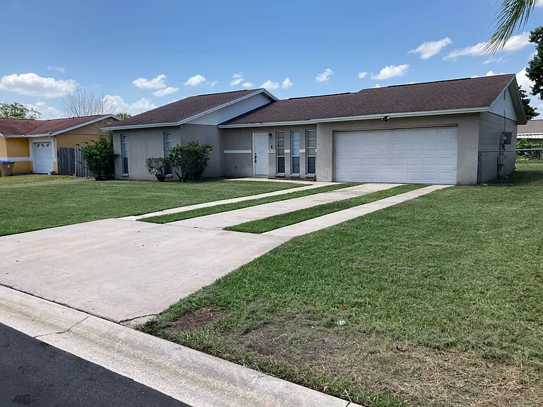319 La Paz Dr — Photo 1