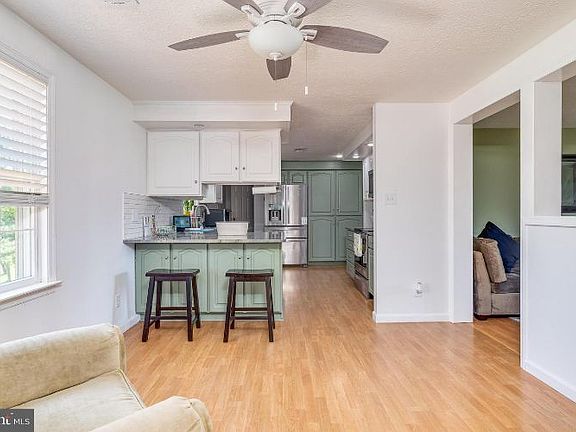 4th image of 46 Lewis Ct