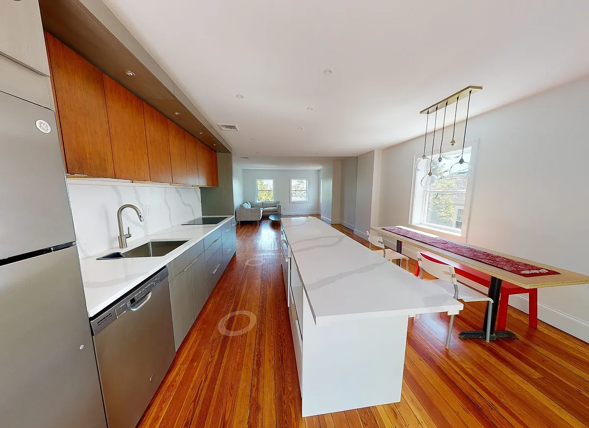 Building Photo - 15 Colbourne Cres #3
