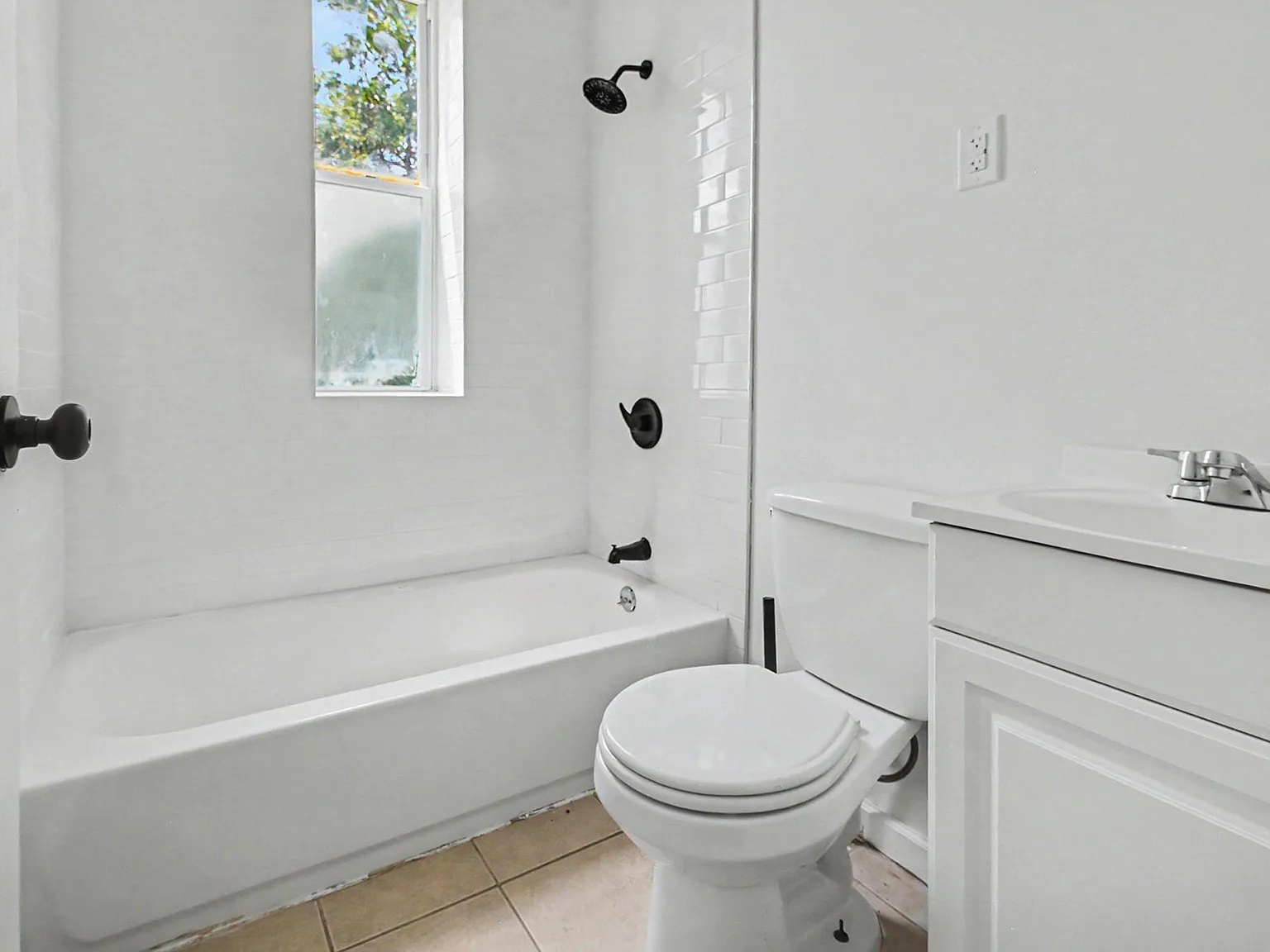 3 bed, 1.0 bath, 2400 sqft, $910 — Photo 4
