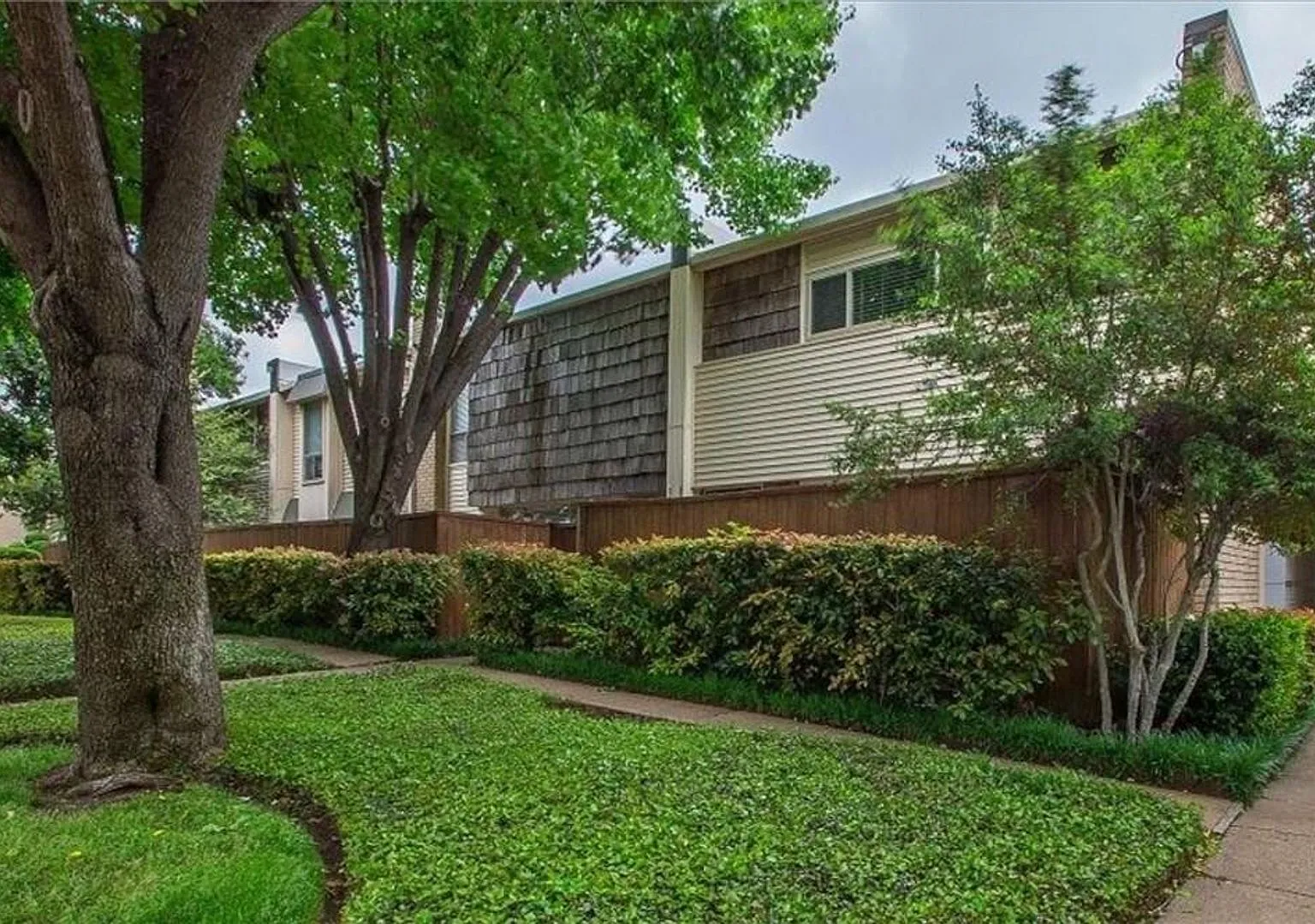 Split Level Condo Oak Lawn Area — Photo 1