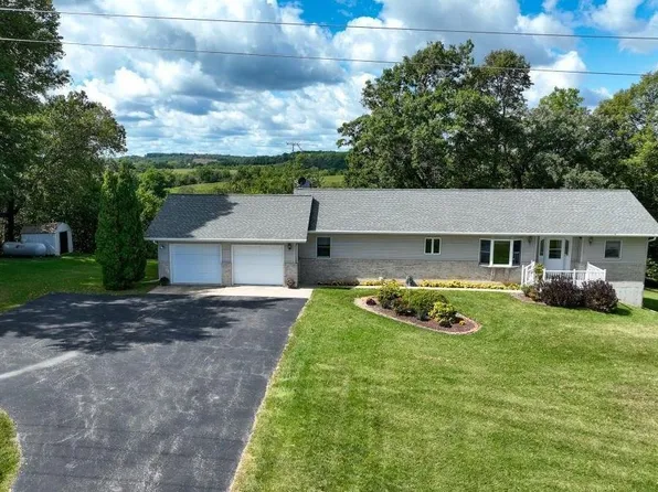 2121 Middle Calmar Rd, Decorah, IA 52101