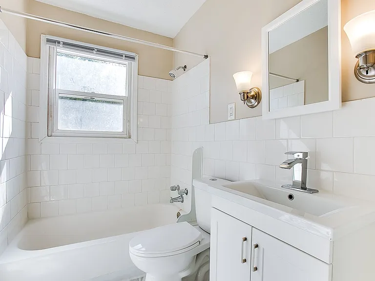 Trailway Apartments — Photo 11
