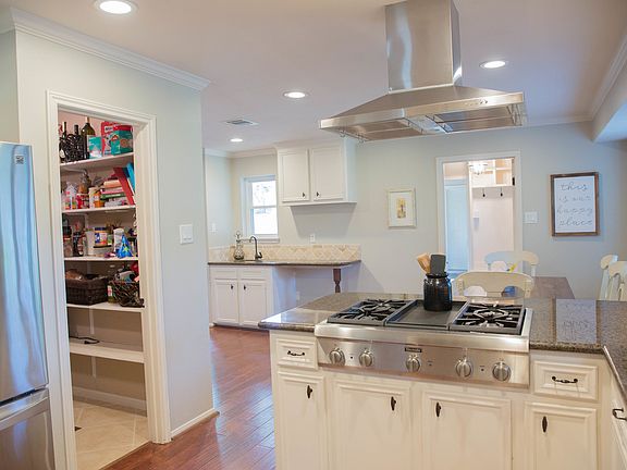 Kitchen and breakfast area