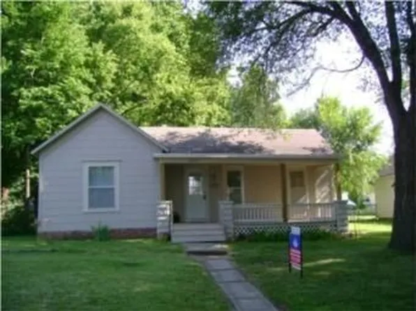 304 E Shawnee St, Paola, KS 66071