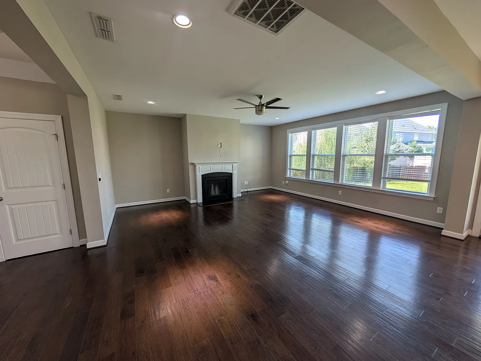 5 bed, 3559 sqft, $2,999 — Photo 4