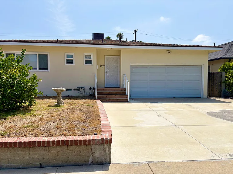 4506 Bakman Ave — Photo 2