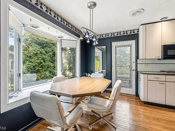 4th image of 65 Leamoor Dr