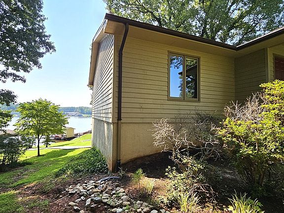 3rd image of 308 Hemlock Dr