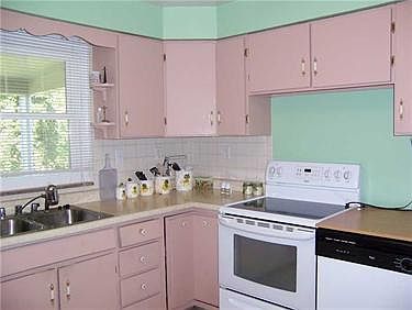 2nd image of 38 Pennsylvania Blvd