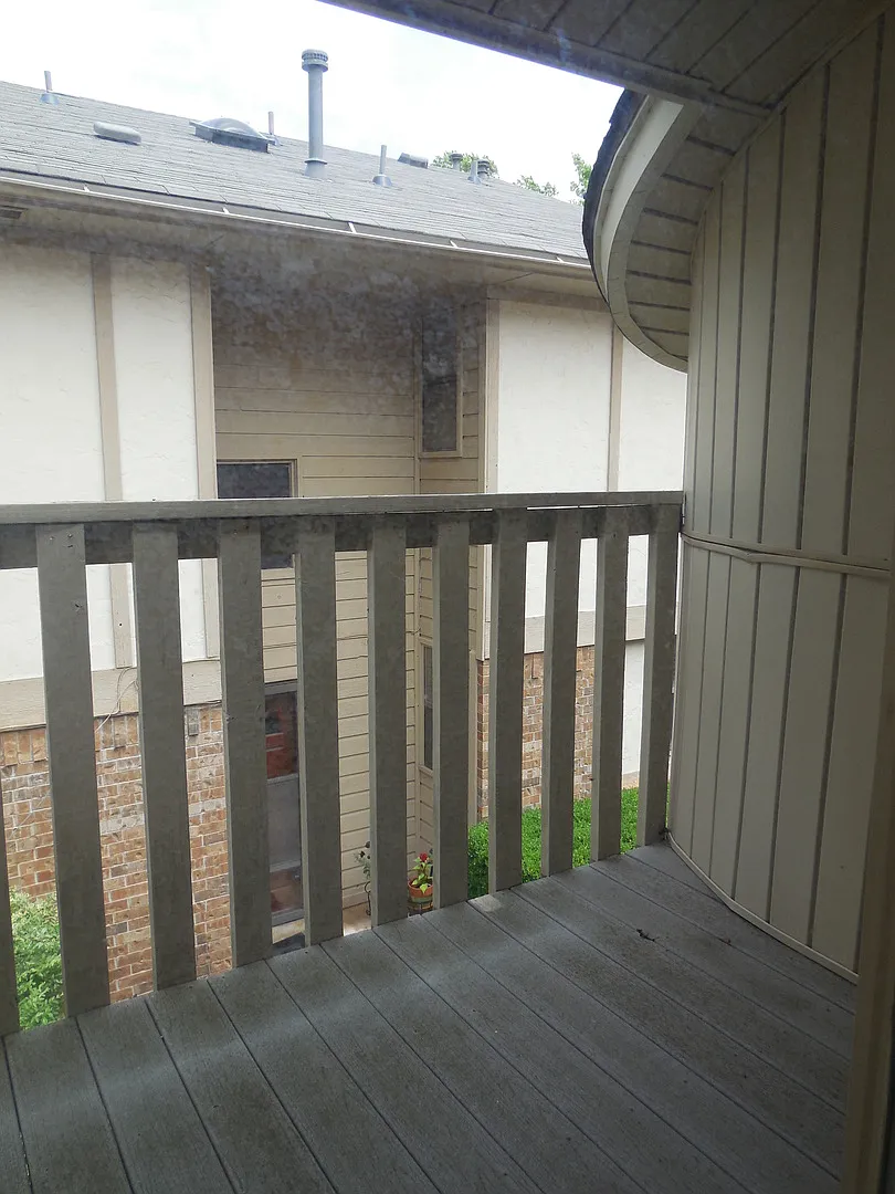 Two Bedroom Duplex Located Near Campus. — Photo 4