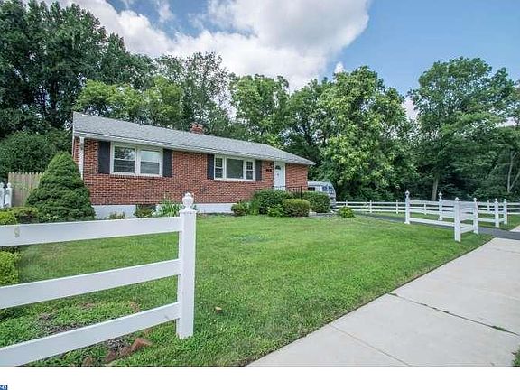 2nd image of 28 Sheffield Manor Dr