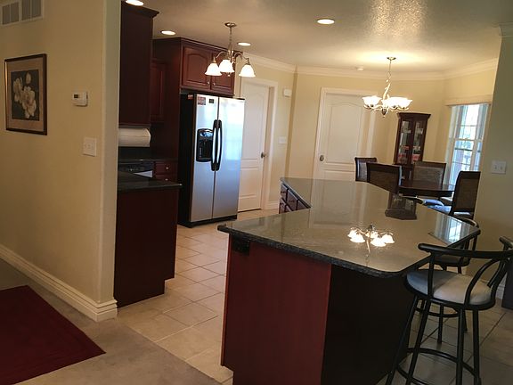 3rd image of 1053 Glen St