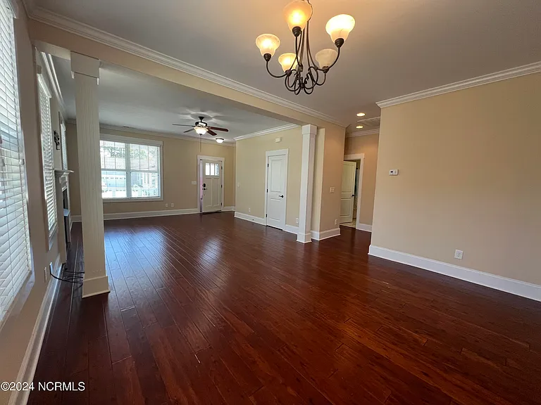 1211 Daisy Ct — Photo 3