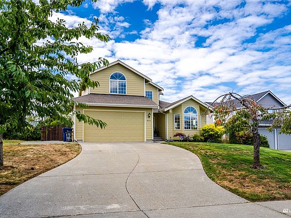 Front view of the property form the cul-de-sac.>