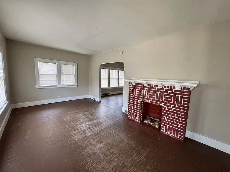1204 Glenhurst Ct — Photo 2