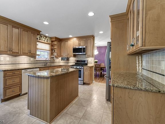 3rd image of 4 Derbyshire Ln